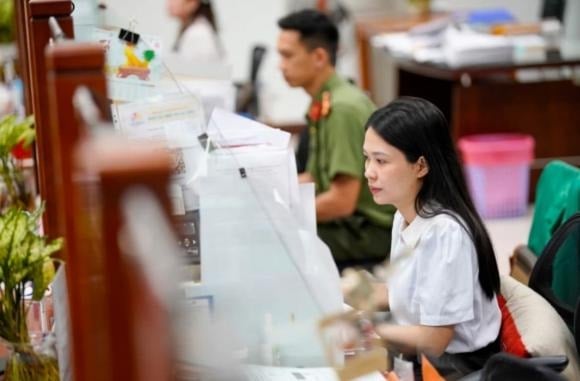 Theo đó, công thức tính lương công chức như sau: Tiền lương = Lương cơ sở × Hệ số lương + Các khoản phụ cấp.    