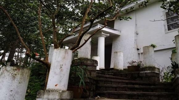 Cửa chính là nơi dẫn khí vào nhà, nên chỉ cần quan sát cảm giác đầu tiên khi bước vào là có thể đánh giá long mạch đang thịnh hay suy. 