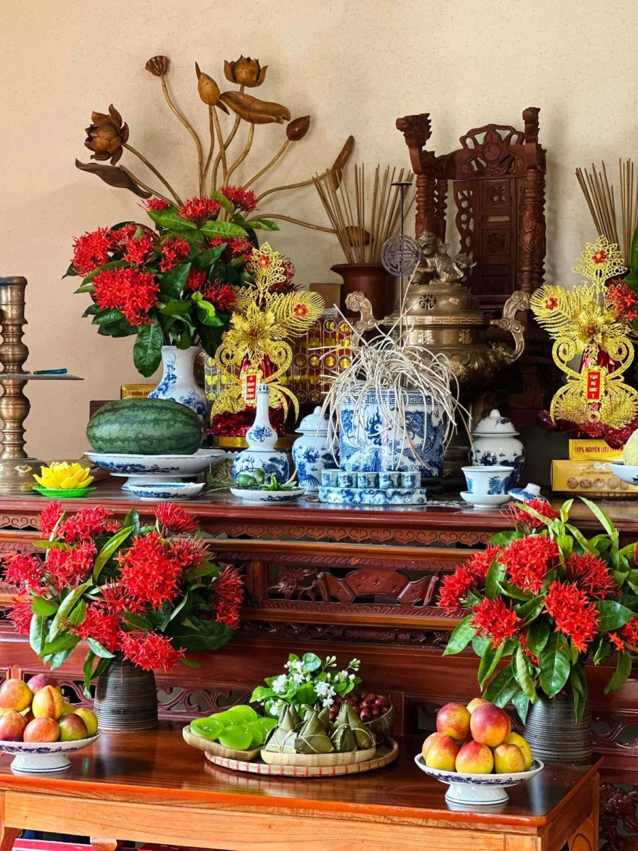 Ban thờ tổ tiên còn trang nghiêm là gia chủ còn được phù hộ