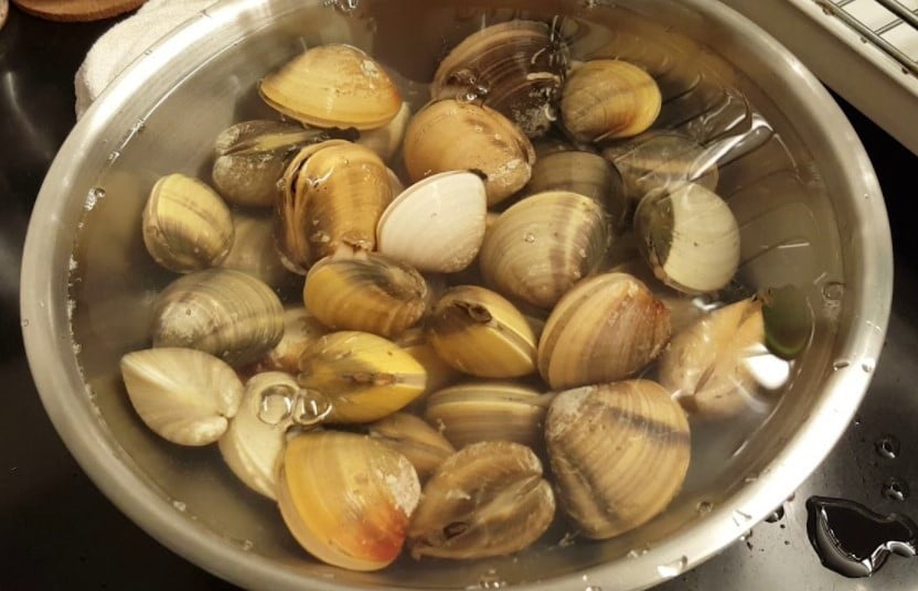 Trong thời gian này, ngao ốc sẽ tiếp tục nhả phần muối dư bên trong, giúp món ăn giảm vị mặn, tăng vị ngọt tự nhiên.