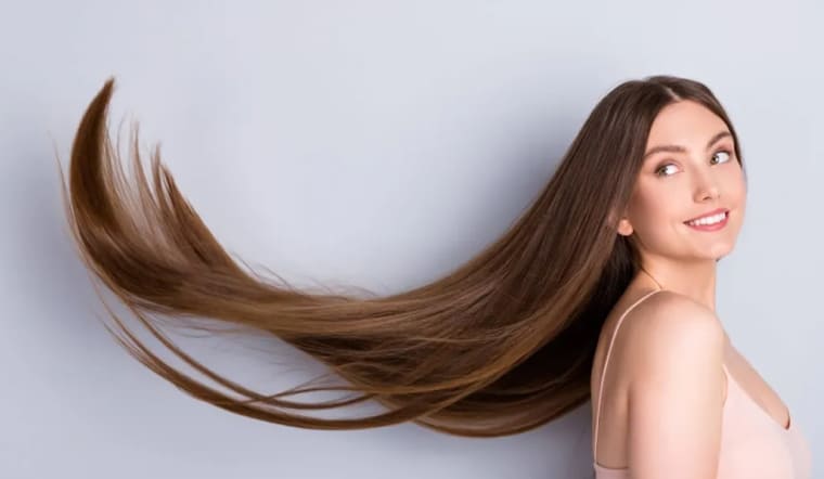 Vitamin C là một chất chống oxy hóa mạnh, có khả năng trung hòa các gốc tự do – yếu tố góp phần làm tóc yếu, xỉn màu và dễ gãy rụng. 