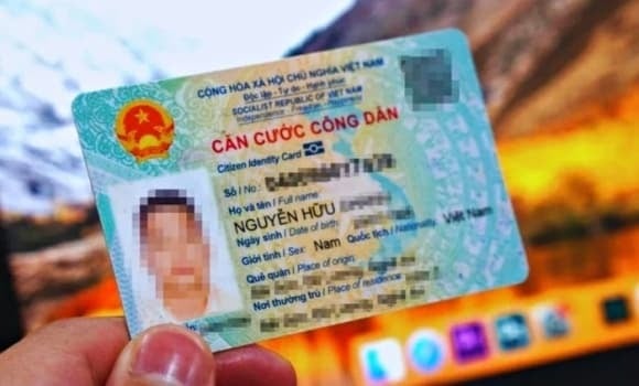 Mức phạt từ 4 đến 8 triệu đồng áp dụng cho các hành vi làm giả dữ liệu, sử dụng dữ liệu giả hoặc cung cấp thông tin, tài liệu không đúng sự thật để được cấp thẻ căn cước, căn cước điện tử hoặc giấy chứng nhận căn cước.    