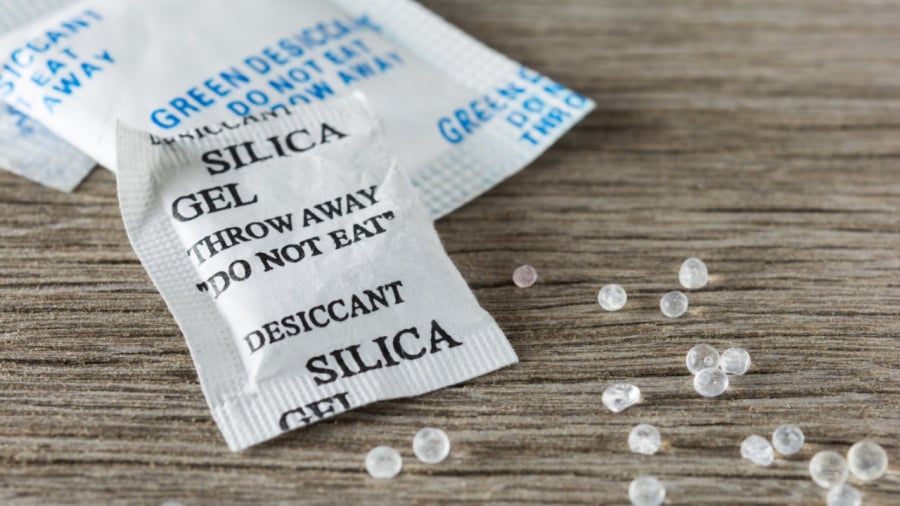 5 Công Dụng Bất Ngờ Của Gói Hút Ẩm, Vừa Hữu Ích Vừa Tiết Kiệm Nhiều Tiền Túi Hút Ẩm Có Thể Giúp Giữ Cho Các Thiết Bị Điện Tử Khô Ráo. Bạn Có Thể Dùng Vật Này Để Cứu Cánh Trong Trường Hợp Đồ Điện Tử Chẳng May Bị Dính Nước.
