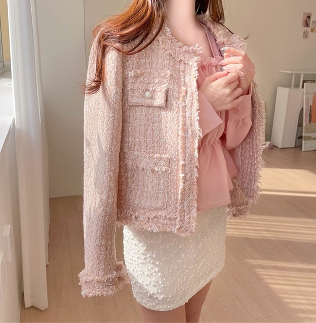 Cách phối này đặc biệt phù hợp với những ngày xuân se lạnh, khi vẻ ngoài cần sự chỉn chu nhưng không quá nặng nề, giúp các quý cô luôn tự tin và cuốn hút trong môi trường làm việc.