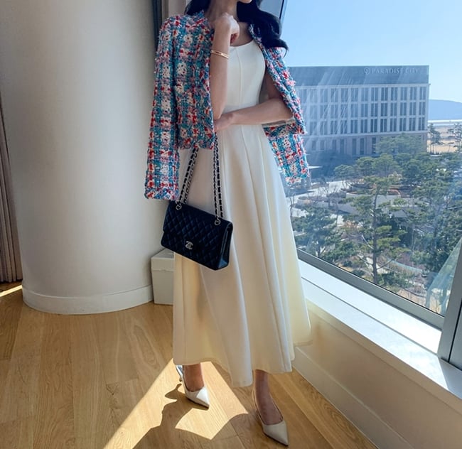 Với những ai yêu thích sự nhanh gọn, áo khoác vải tuýt kết hợp cùng váy liền thân là công thức không thể bỏ qua.