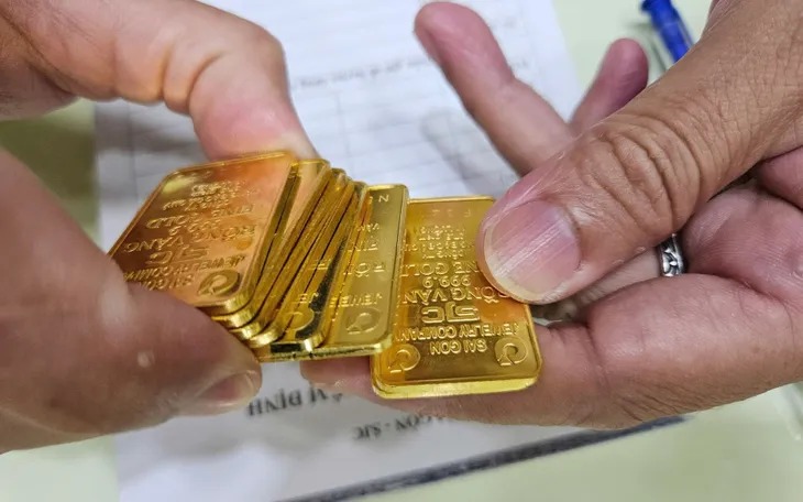 Tính đến 23h22 ngày 15.12, giá vàng thế giới được giao dịch quanh mức 4.305,2 USD/ounce, tăng 6,5 USD so với phiên trước.