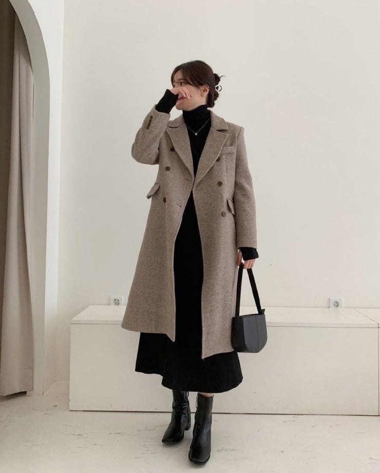  Khi kết hợp cùng áo khoác dáng dài như măng tô hoặc áo khoác có phom đứng, tổng thể trở nên chỉn chu và cân đối. 