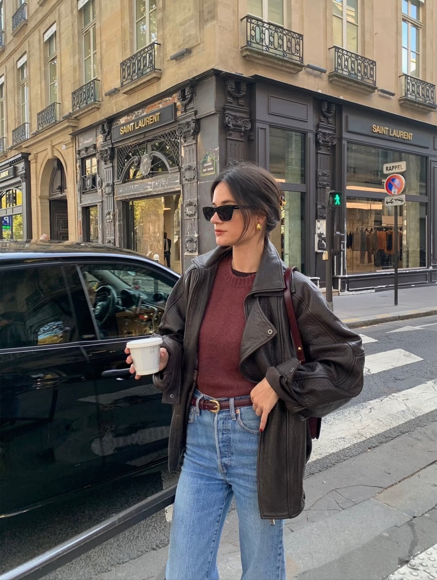  Quần jeans cạp cao, ống đứng hoặc ống loe nhẹ thường được ưu ái vì giúp vóc dáng trông gọn gàng hơn.