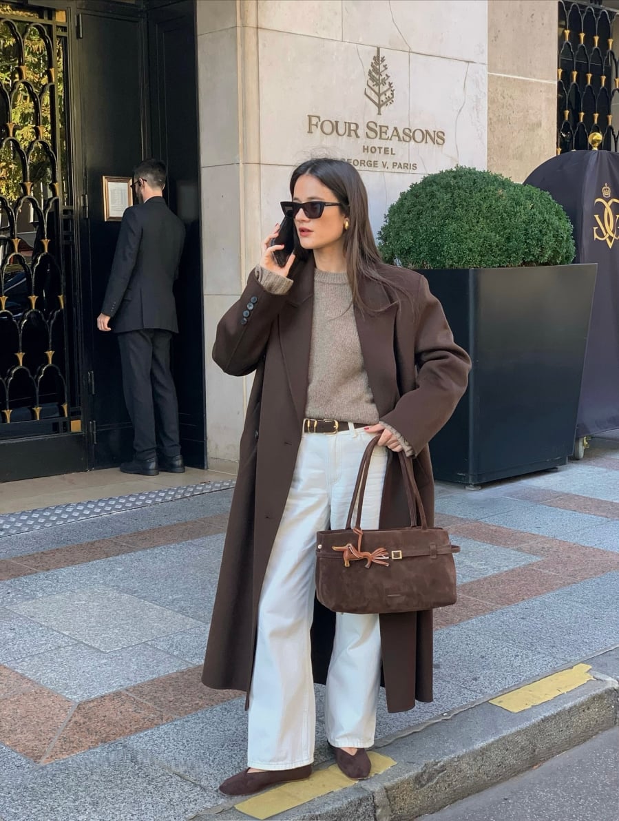 Áo len màu be, xám hoặc nâu nhạt phối cùng quần trắng mang đến vẻ ngoài nhã nhặn, hiện đại. 