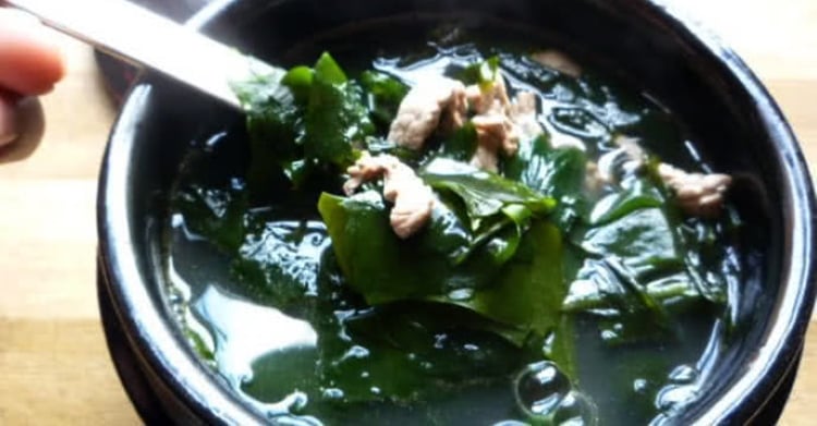 Món canh rong biển thịt bò hoàn thành nhìn vừa bắt mắt vừa ngon