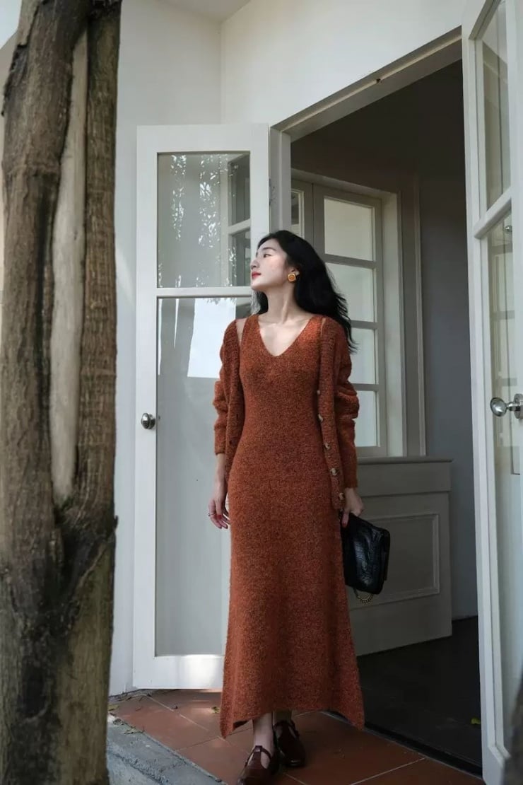 Với những người tự tin vào hình thể, váy len chữ A có thiết kế cổ khoét sâu kết hợp cùng áo khoác