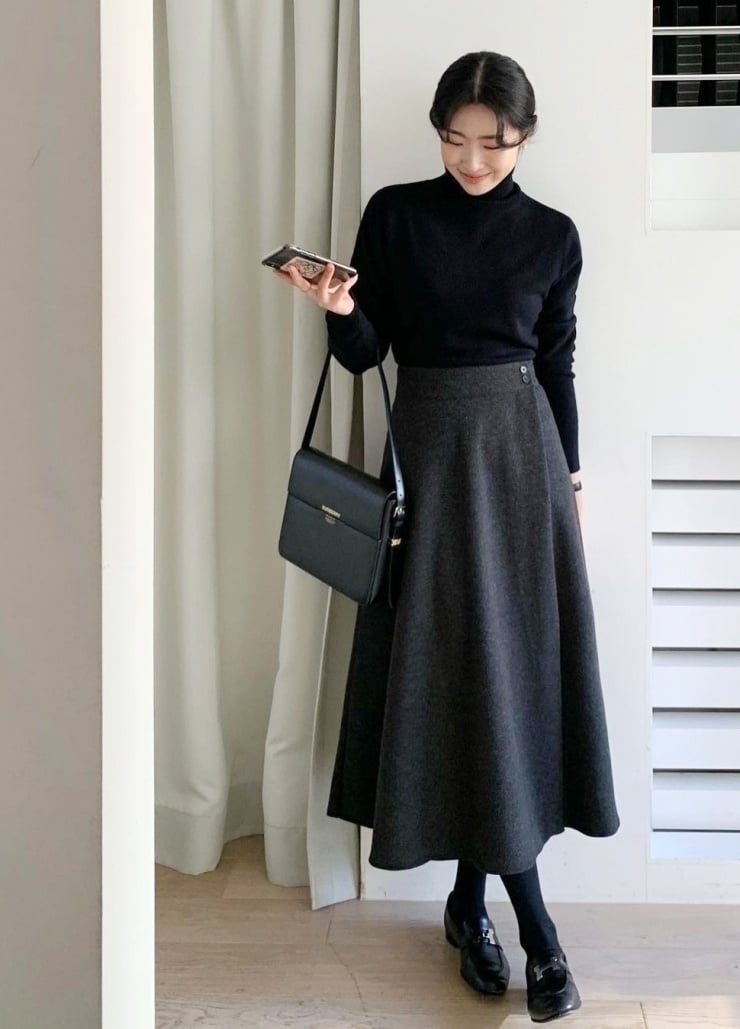 Việc kết hợp quần tất và giày loafer mang lại hình ảnh kín đáo, thanh lịch, đồng thời vẫn giữ được nét trẻ trung