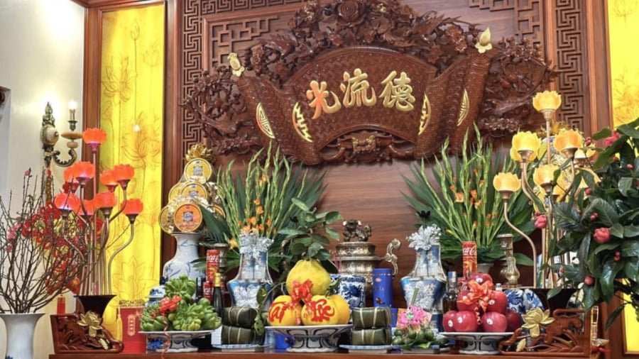 Bàn thờ cần được dọn dẹp sạch sẽ, đặt ở vị trí phù hợp để duy trì phúc khí của gia đình.