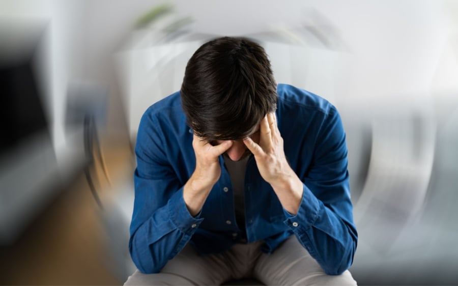 Vì sao nhiều người bị hoa mắt chóng mặt khi đứng dậy?