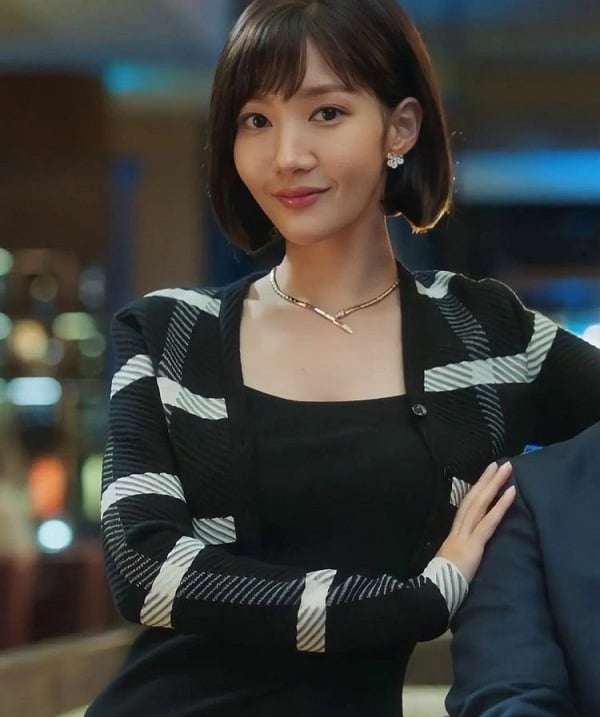 Kiểu tóc bob gọn gàng giúp gương mặt sáng hơn, tạo cảm giác hiện đại và chuyên nghiệp, phù hợp với nhịp sống công sở bận rộn.