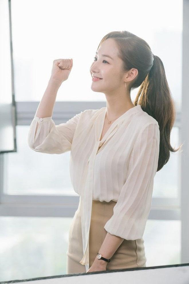 Tóc đuôi ngựa buộc vừa phải tạo cảm giác trẻ trung, năng động mà không làm mất đi sự tinh tế nơi văn phòng.