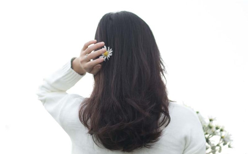  Việc tẩy tế bào chết mỗi tuần giúp loại bỏ bã nhờn, bụi bẩn và cặn sản phẩm tích tụ quanh nang tóc, từ đó giảm bít tắc và hạn chế rụng tóc. 