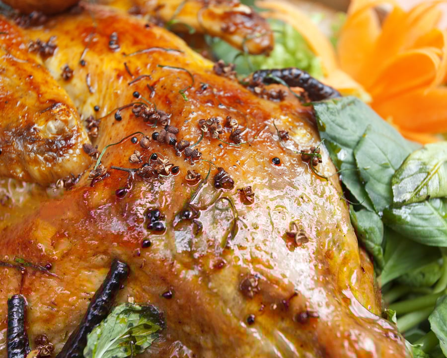 Hạt mắc khén sau khi rang có mùi thơm lạ, vị cay tê đặc trưng, được xem là “linh hồn” ẩm thực Tây Bắc.