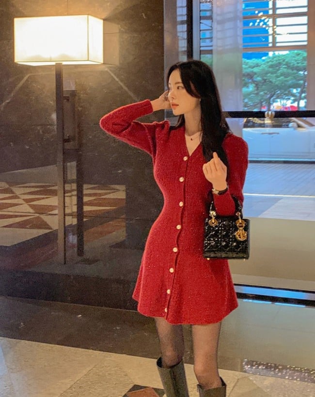 Chỉ cần chọn đúng phom dáng, váy đỏ sẽ trở thành điểm nhấn hoàn hảo cho những ngày đầu năm.