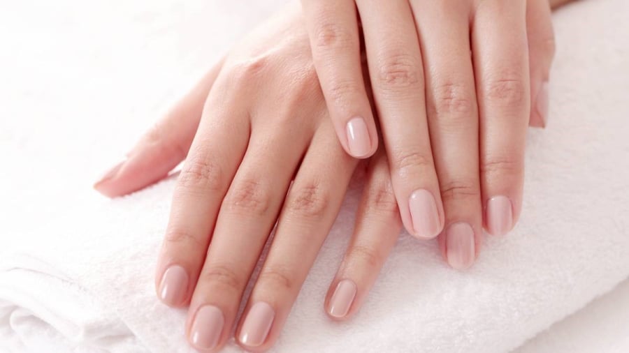 Móng và da quanh móng cần được bổ sung độ ẩm hằng ngày để hạn chế mất nước, duy trì độ bóng và độ đàn hồi