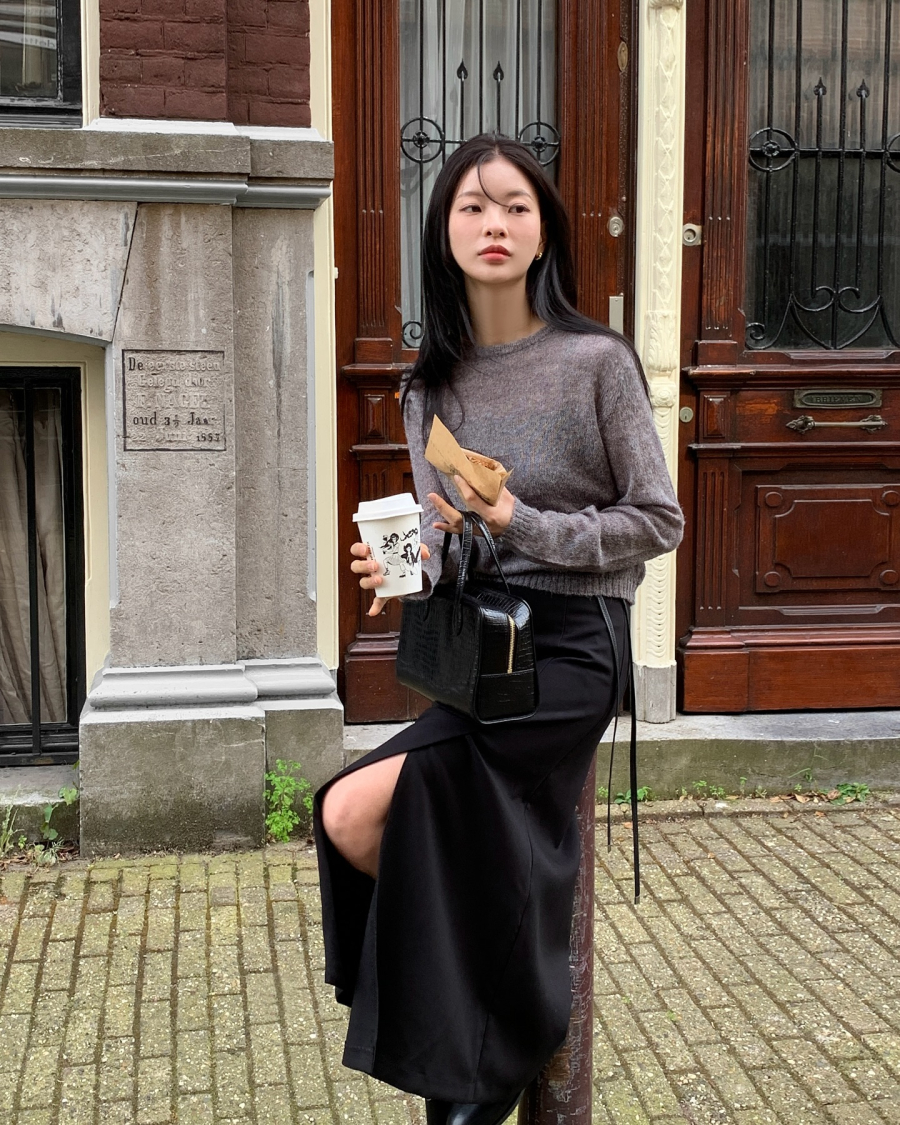  Các thiết kế dáng midi với chất liệu mềm nhẹ mang lại cảm giác nữ tính nhưng không quá “bánh bèo”.