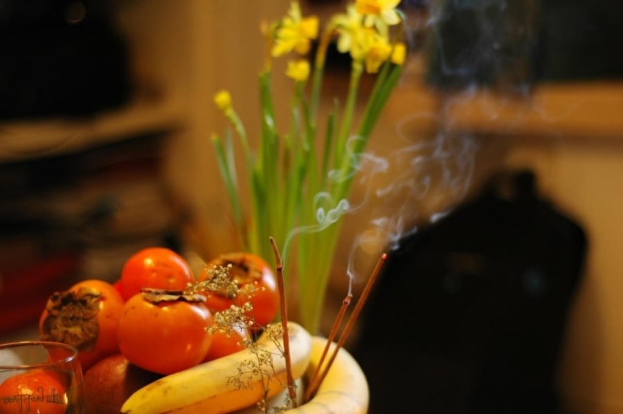 Nhiều gia đình tranh thủ đầu tháng để lau dọn bàn thờ nhưng xê dịch bát hương, chân nhang tùy tiện là điều rất kiêng kỵ, đặc biệt trong ngày mùng 1.