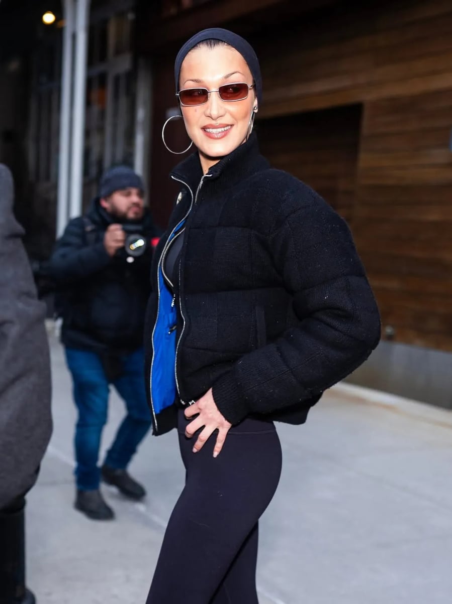 Phiên bản croptop của áo nỉ hoặc hoodie mang đến hình ảnh trẻ trung, năng động nhưng không kém phần thời trang.