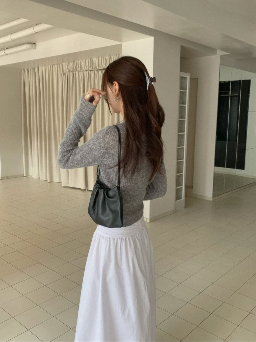 Với những trang phục mang phong cách trẻ trung hơn, búi tóc cao hoặc búi lỏng tay sẽ giúp tổng thể trông nhẹ nhàng, cân đối, không quá cứng nhắc.