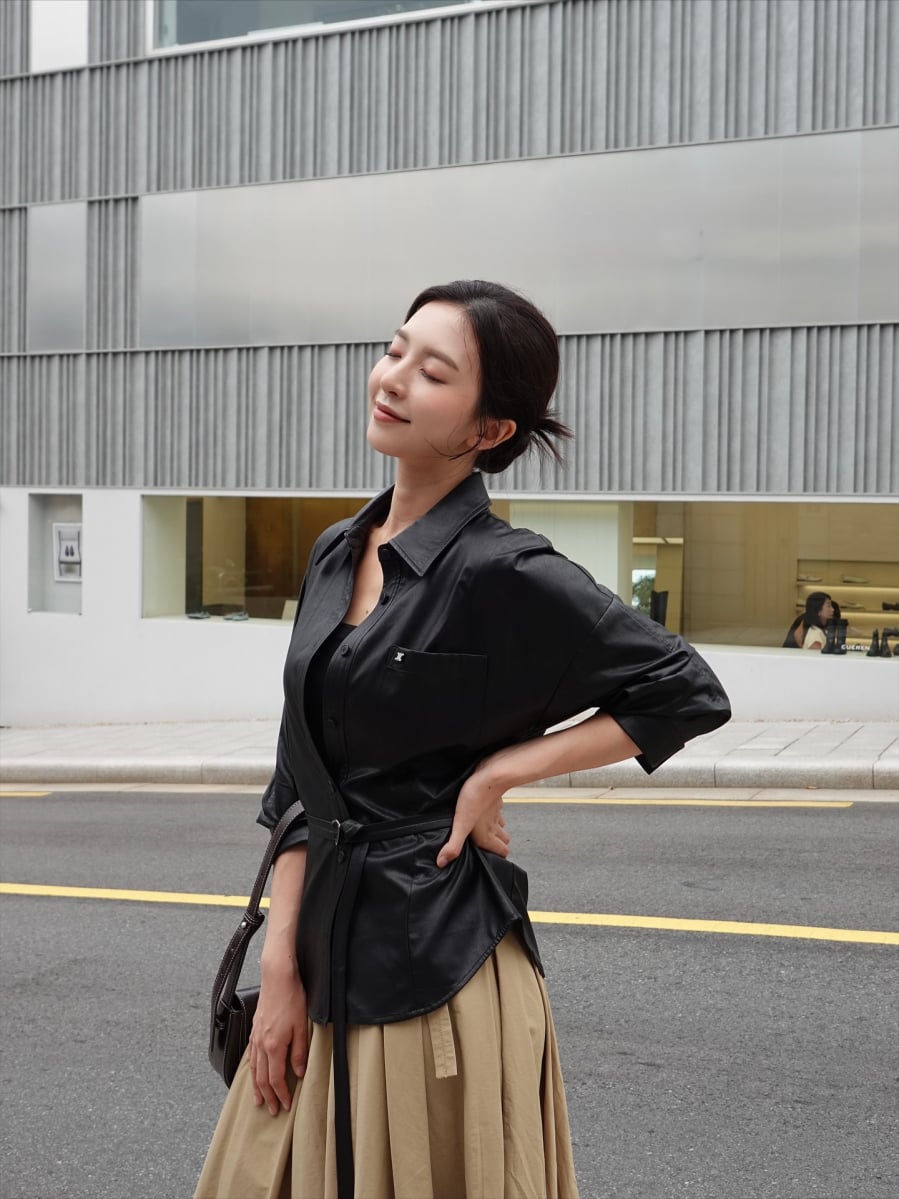 Trong những ngày bận rộn, tóc kẹp càng cua là giải pháp nhanh gọn nhưng vẫn đảm bảo tính thẩm mỹ. 