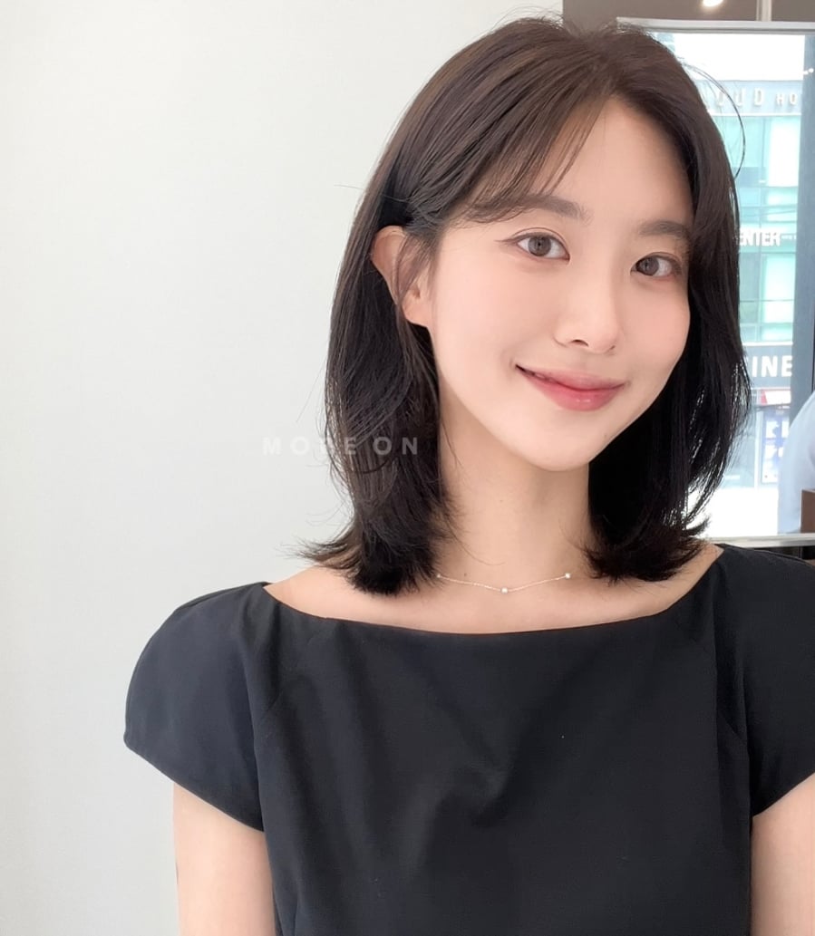 Đây cũng là kiểu mái được nhiều người lựa chọn vì phù hợp với nhiều dáng mặt khác nhau.