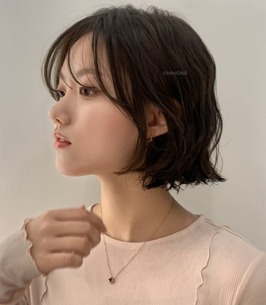 Tóc có thể được uốn xoăn sóng lơi, xoăn nhẹ hoặc xoăn lọn nhỏ tùy theo phong cách mong muốn.