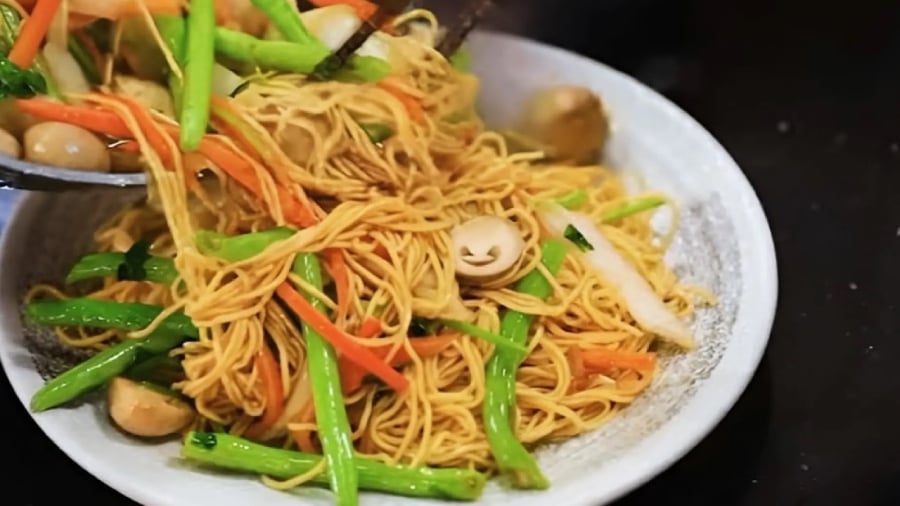 Khi làm mì xào, bạn có thể chọn cách ngâm mì trong nước lạnh rồi đem xào để sợi mì dai hơn, không bị nát.