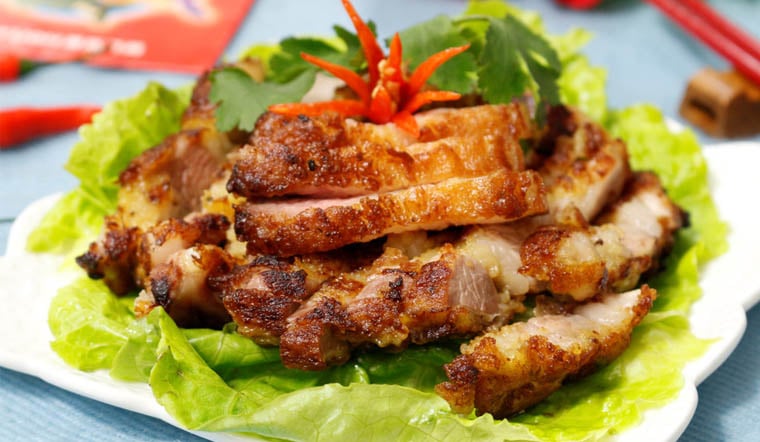 Khi ăn thịt ba chỉ nên ăn kèm với các loại rau xanh