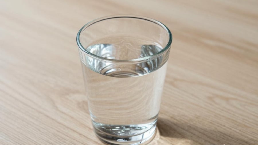 Uống nước trước bữa ăn có thể giúp tạo cảm giác no, làm giảm lượng thức ăn nạp vào cơ thể.