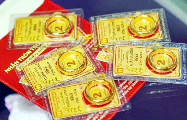 Ở chiều ngược lại, giá vàng vẫn chịu áp lực ngắn hạn từ đồng USD mạnh lên và hoạt động điều chỉnh vị thế vào cuối năm. 