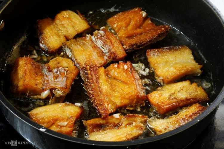 Chiên cá vàng, giòn