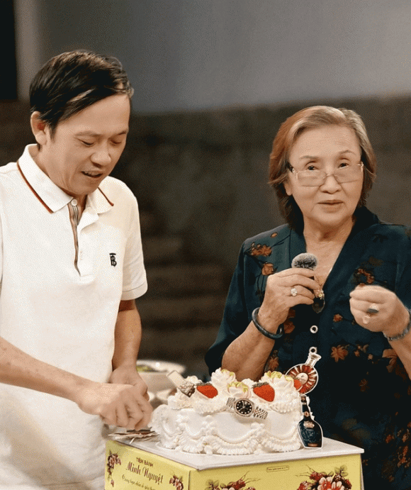 Nghệ sĩ Ưu tú Hoài Linh bất ngờ trở thành tâm điểm khi được mẹ ruột nhắc khéo chuyện riêng tư. 