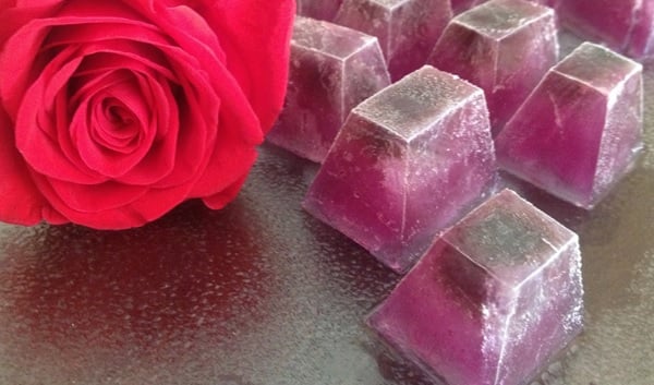 Sự kết hợp giữa nước hoa hồng và tinh dầu tràm trà mang lại hiệu quả làm dịu và làm sạch da nhờ đặc tính kháng viêm, kháng khuẩn tự nhiên.