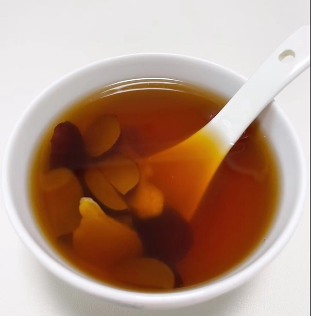 Gừng là nguyên liệu gần như có sẵn trong mọi căn bếp, nhưng vào mùa đông, giá trị của nó lại càng rõ rệt