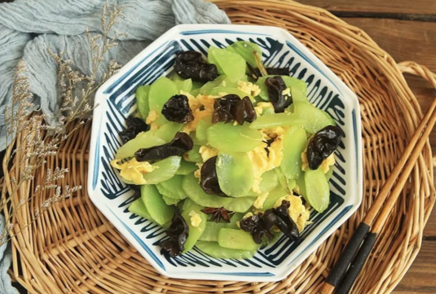 Rau tiến vua có độ giòn tự nhiên, khi xào nhanh trên lửa lớn vẫn giữ được màu xanh và vị tươi