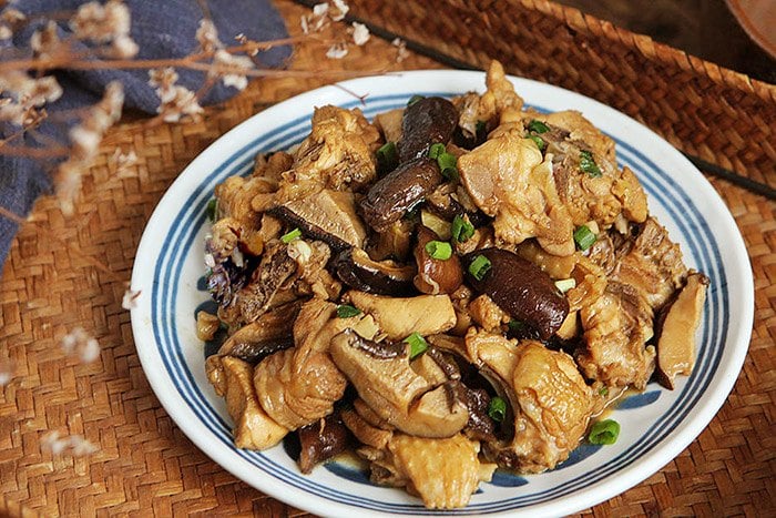 Trong các món kho mùa đông, gà kho nấm hương luôn giữ vị trí đặc biệt