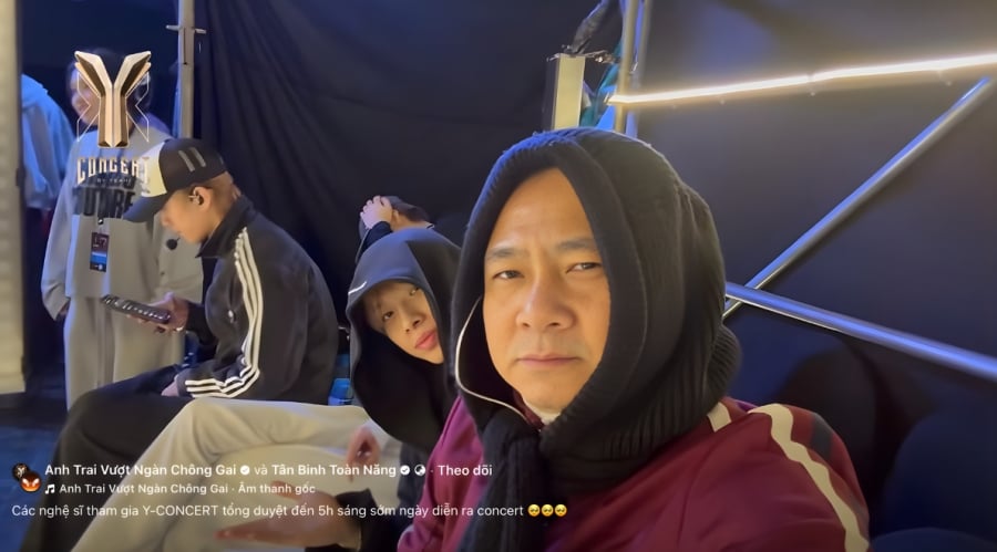 NSND Tự Long ngồi cạnh Cường Bạch, chia sẻ khung cảnh tổng duyệt vào sáng sớm    