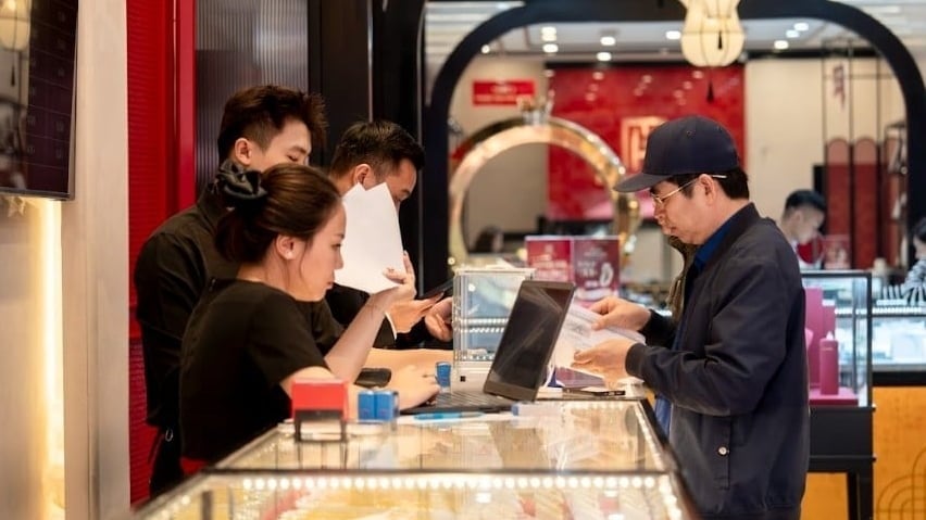 Trước giờ mở cửa phiên sáng 23/12, giá vàng trong nước bất ngờ được neo ở mức cao kỷ lục từ trước đến nay.    