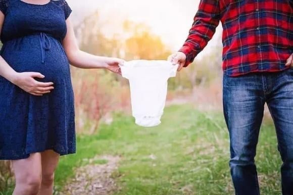 Giải pháp được các chuyên gia khuyến nghị là sự đồng hành thực chất từ người chồng, chia sẻ trách nhiệm chăm con, việc nhà, đồng thời cân nhắc các hình thức hỗ trợ phù hợp để giảm tải áp lực, giữ cân bằng cảm xúc và duy trì sự gắn kết gia đình.    