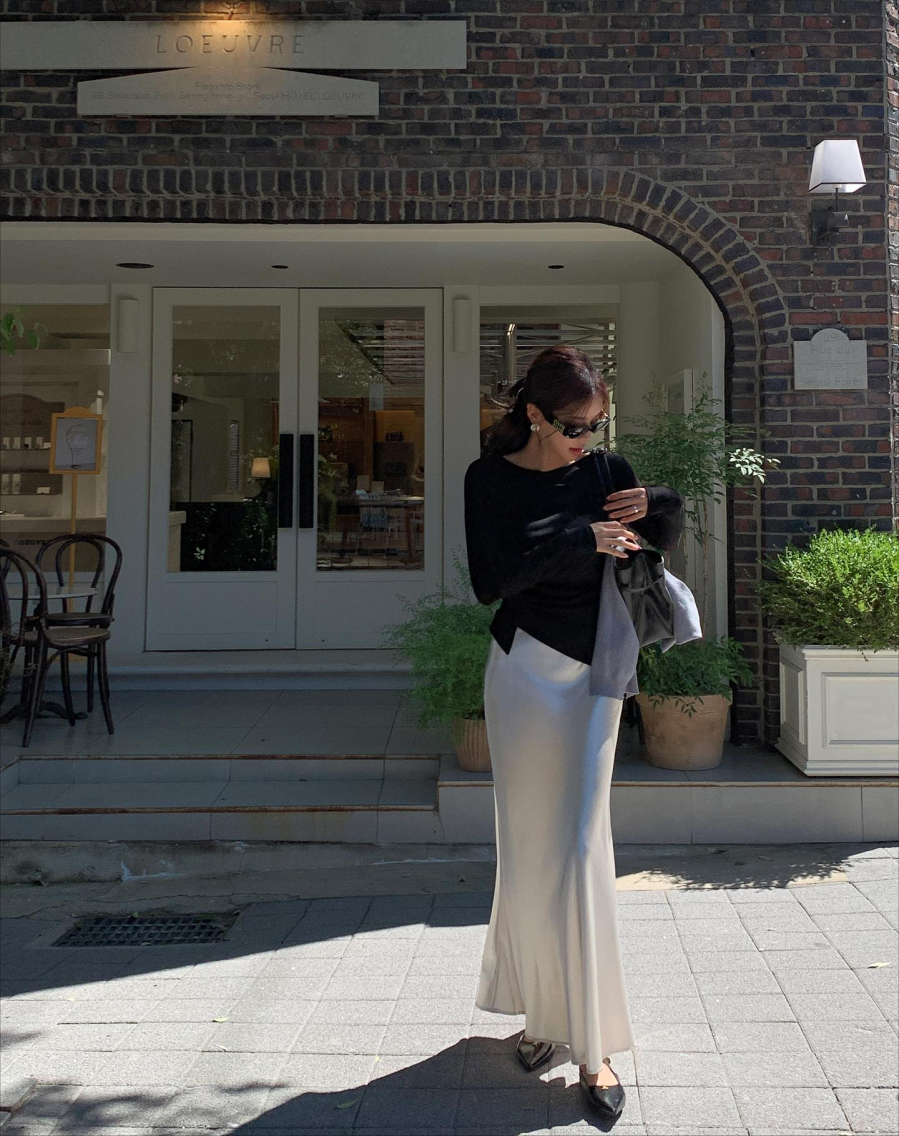 Khi đi cùng chân váy midi hoặc chân váy chữ A, bộ trang phục tạo nên sự cân đối tự nhiên, phù hợp cả khi đi làm lẫn dạo phố.