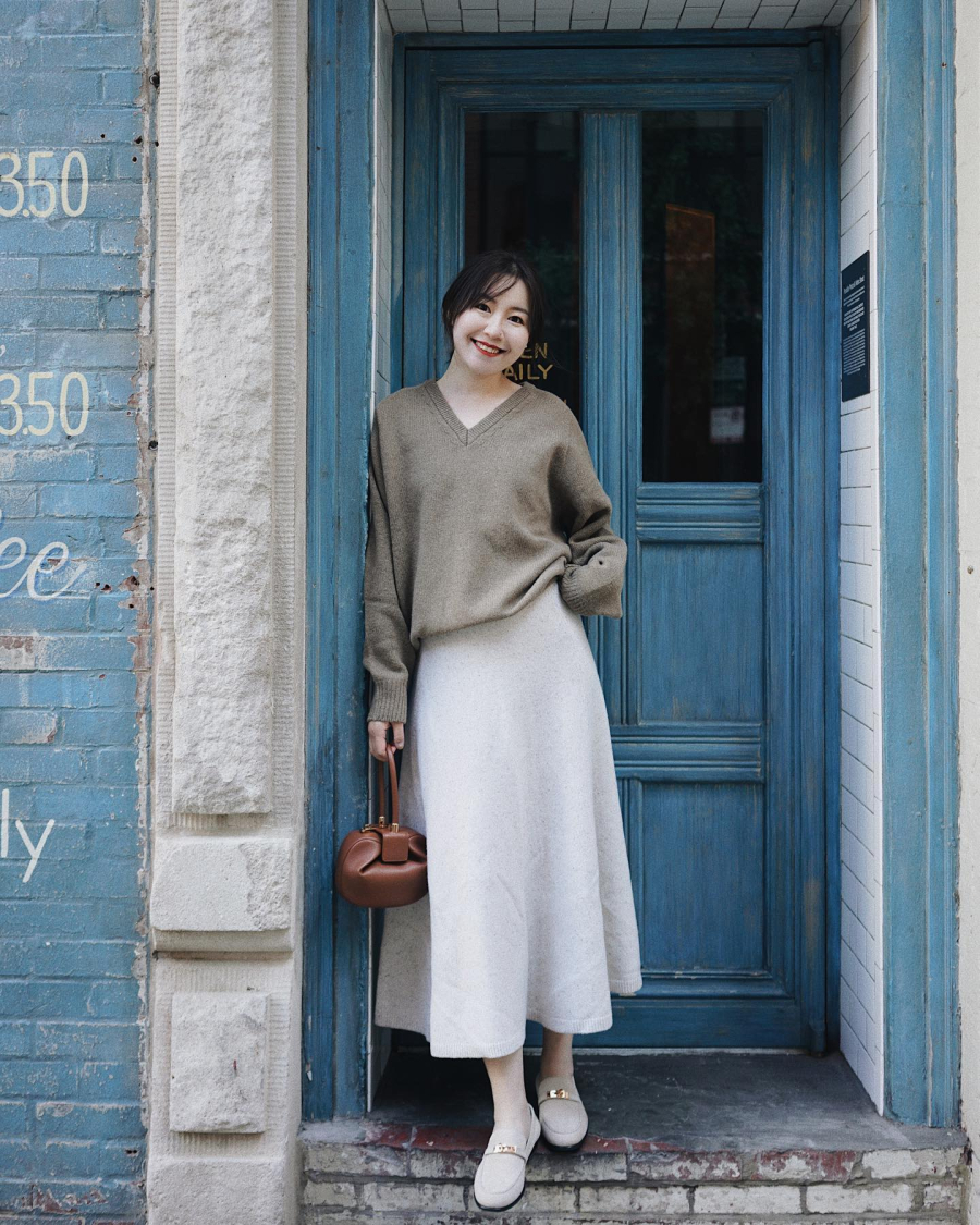 Các gam màu trơn như đen, xám, nâu nhạt hay trắng giúp bộ trang phục giữ được sự đồng nhất, tinh gọn nhưng vẫn toát lên vẻ thanh lịch.