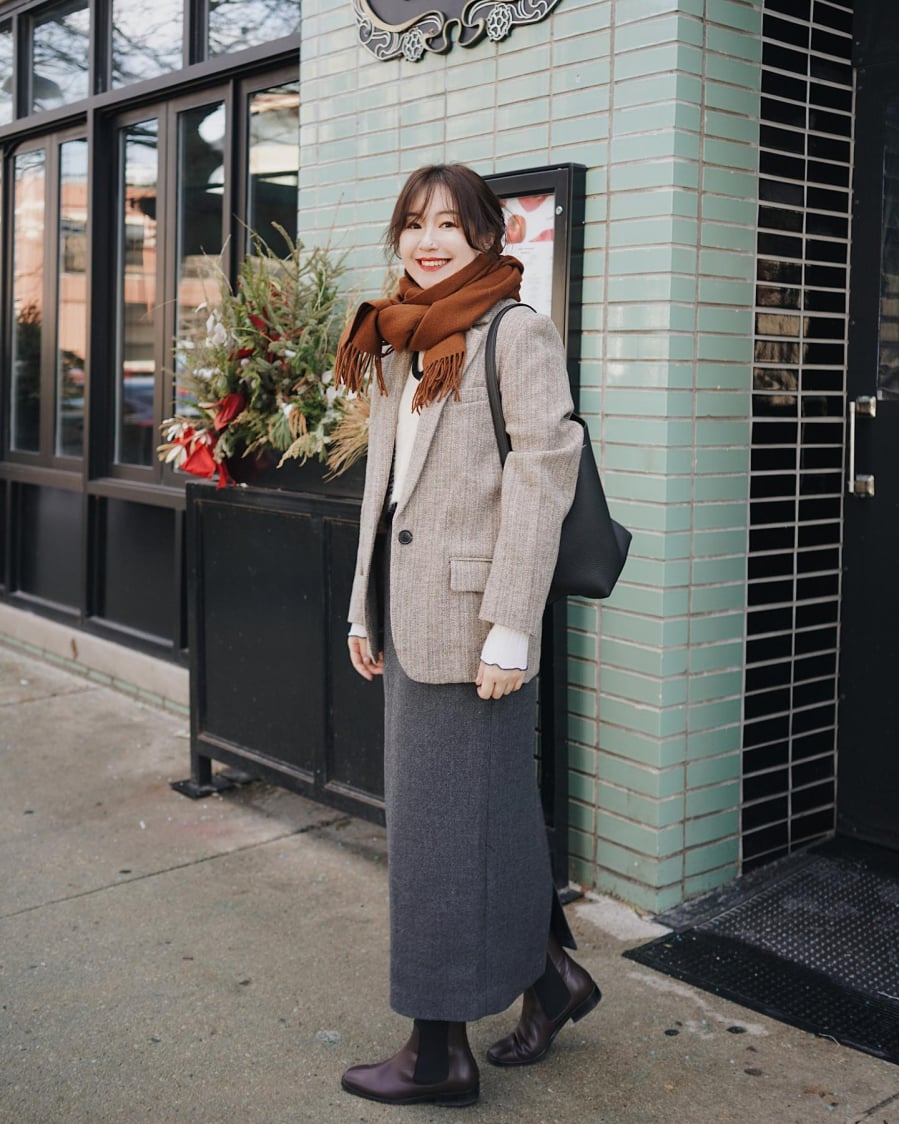 Blazer là món đồ mang đậm tinh thần thanh lịch, rất phù hợp khi kết hợp cùng chân váy trong phong cách tối giản