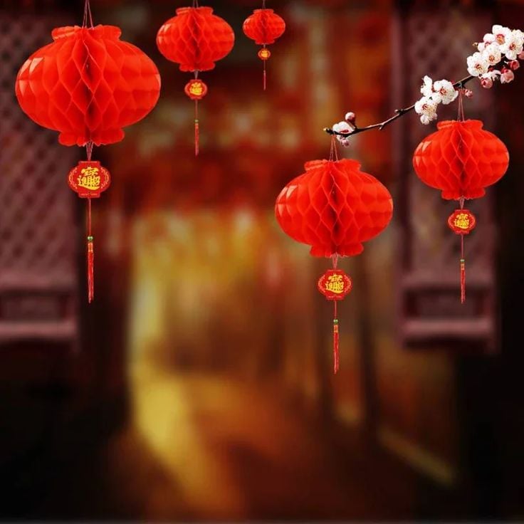 Treo đèn lồng sáng, sửa lại bóng điện trước cửa nhà cũng là cách rước thêm may mắn