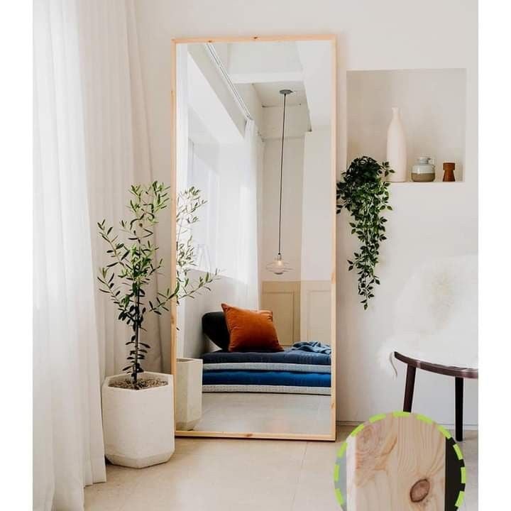 Gương nghiêng lệch hoặc méo mó thì cần chỉnh lại