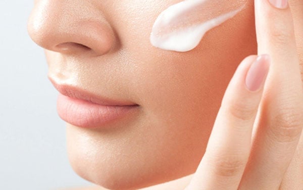 Nhờ duy trì thói quen này, làn da luôn mềm mại, căng mịn và ít xuất hiện các nếp nhăn li ti do thiếu ẩm.